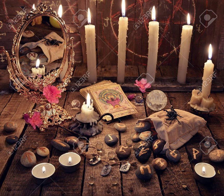 78156810-rituel-mystique-avec-bougies-allumées-miroir-magique-fleurs-et-cartes-de-tarot-fond-d-halloween-rit.jpg